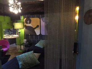 Chambre double ou avec lits jumeaux, salle de bain attenante | Décor unique, ameublement unique, bureau, fer et planche à repasser