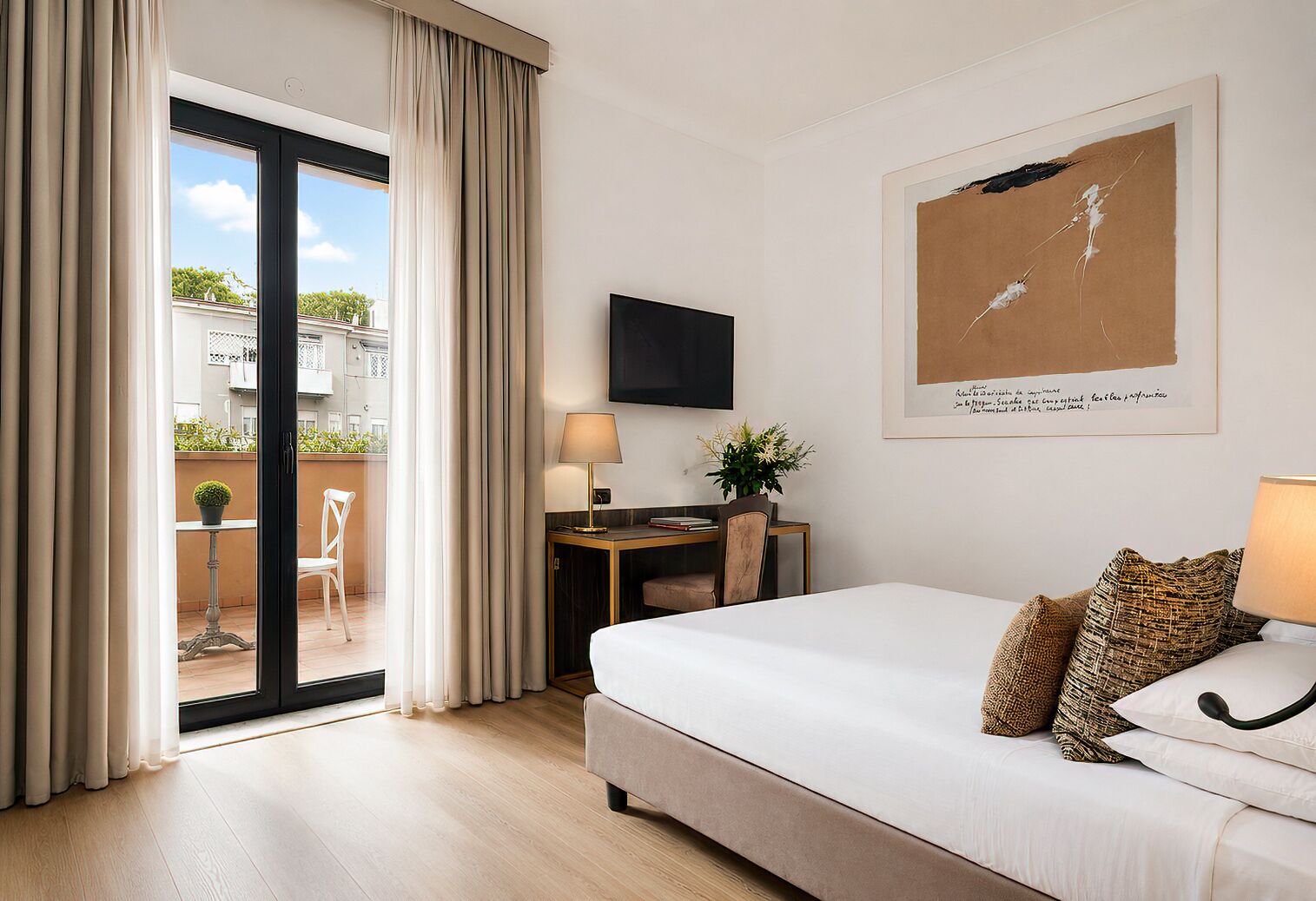 Chambre Deluxe, terrasse, dans la tour | Couette en duvet d'oie, coffres-forts dans les chambres, bureau