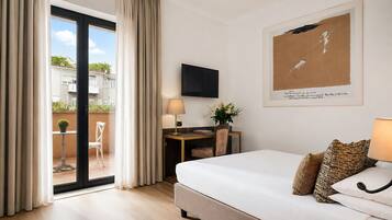 Chambre Deluxe, terrasse, dans la tour | Couette en duvet d'oie, coffres-forts dans les chambres, bureau