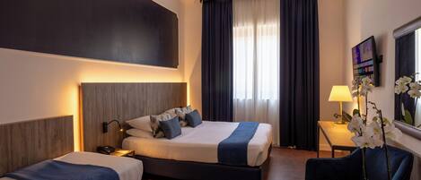 Tremannsrom – classic, 1 soverom | Dundyner, safe på rommet, skrivebord og skrivebord for bærbar PC