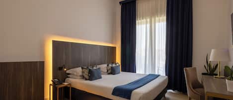 Suite studio, balcon, vue sur le jardin | Couette en duvet, coffre-fort, bureau