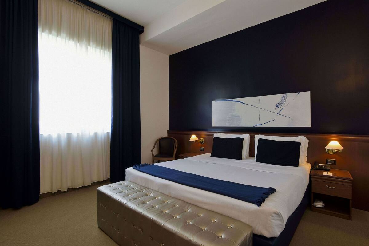 Couette en duvet, coffre-fort, bureau