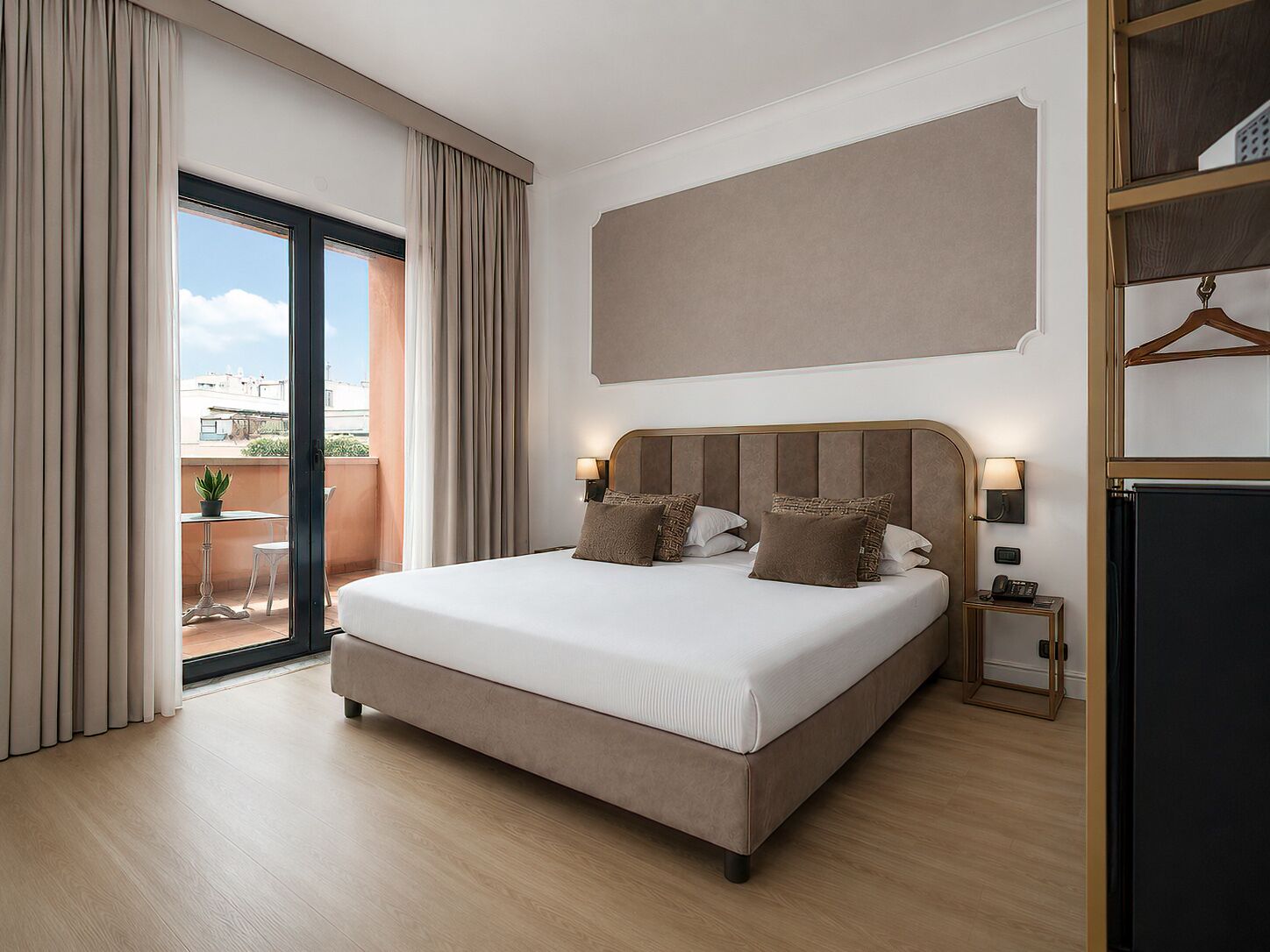 Habitació Deluxe, terrassa, torre | Cobrellits, caixa forta a l'habitació i escriptori 