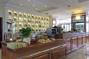 Free daily full breakfast - Grand Hotel Tiberio (Rome)
