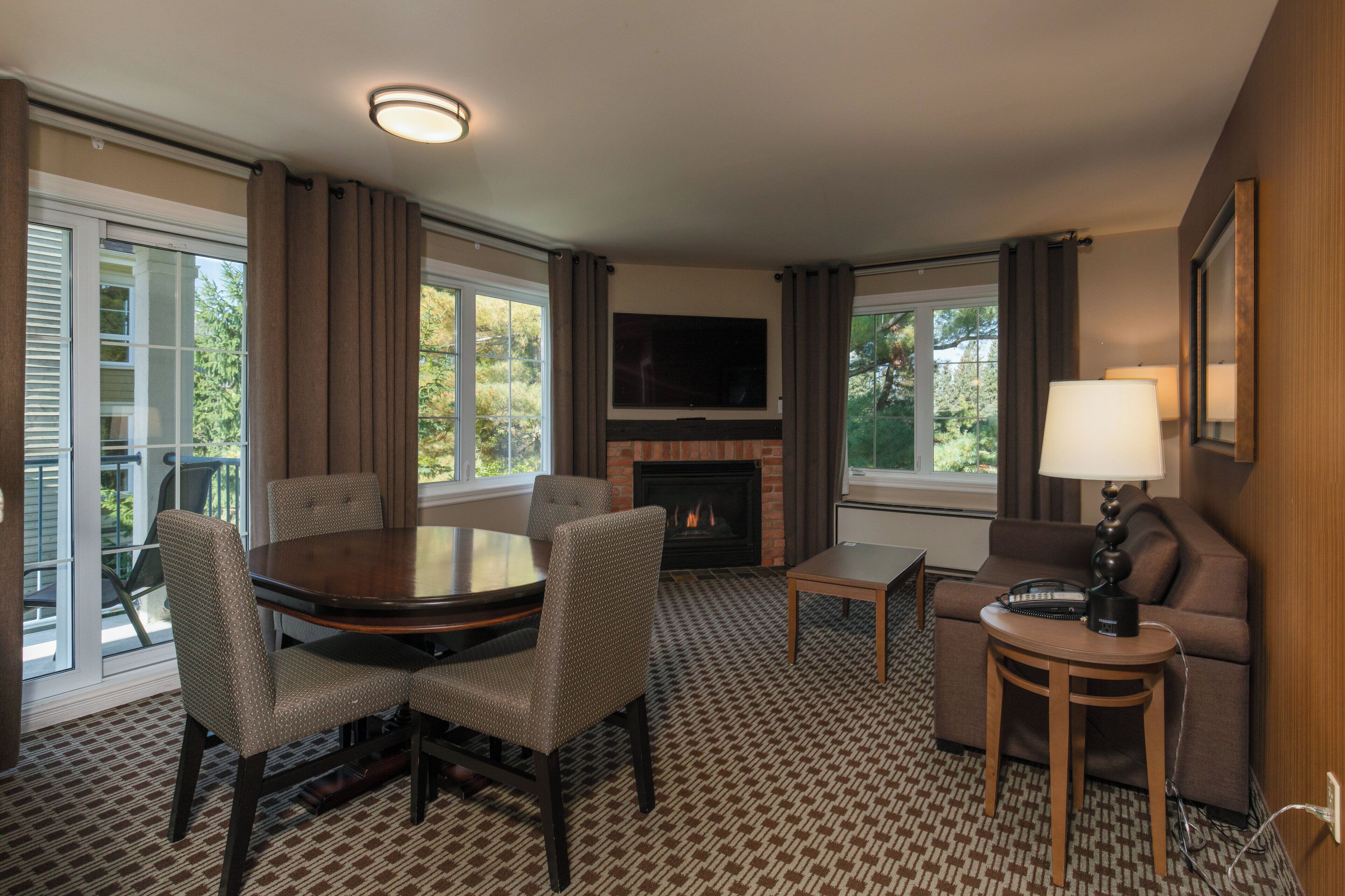 Tirai kedap cahaya, setrika/meja setrika, dan tempat tidur bayi gratis