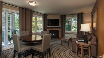 Tirai kedap cahaya, setrika/meja setrika, dan tempat tidur bayi gratis