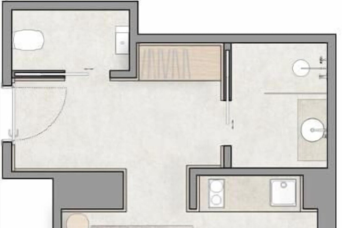 Distribución de una habitación de hotel con baño independiente, zona de estar con sofá y mesa de centro, y comedor con mesa y sillas.