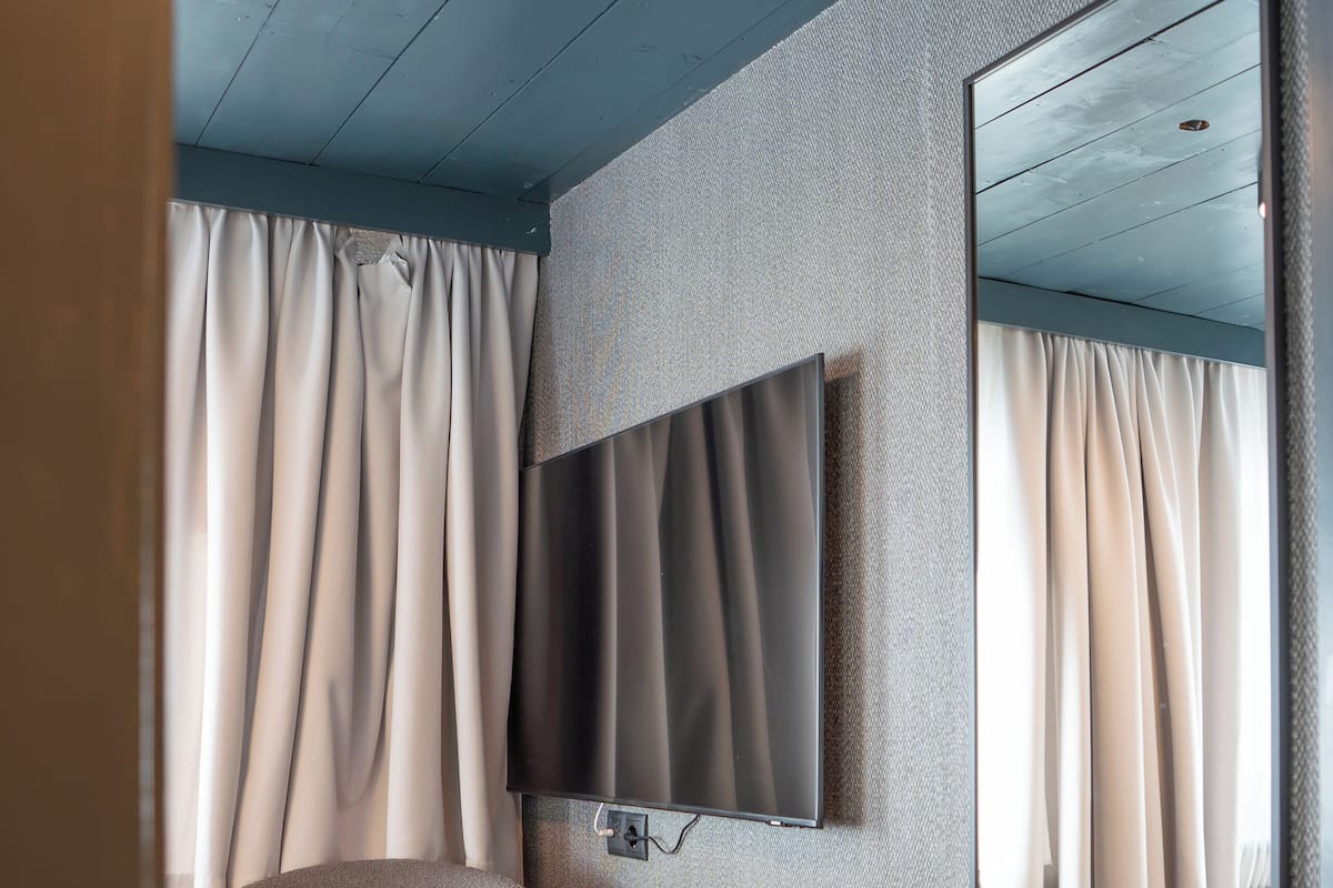 Hypo-allergenic bedding, minibar, in-room safe, free WiFi
