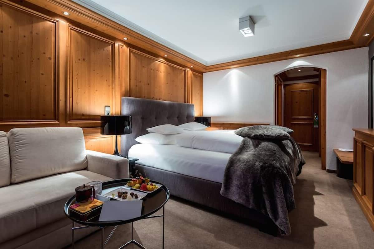 Hypo-allergenic bedding, minibar, in-room safe, free WiFi