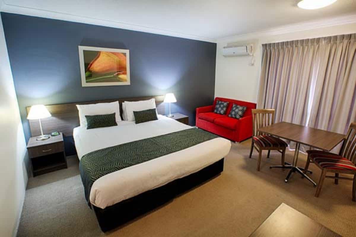 Executive King Room | Individually decorated, desk, iron/ironing board, bed sheets