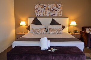 Rom – executive (King Spa) | Individuelt dekorert, skrivebord, strykejern/-brett og sengetøy