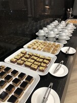 Frokost og middag serveres