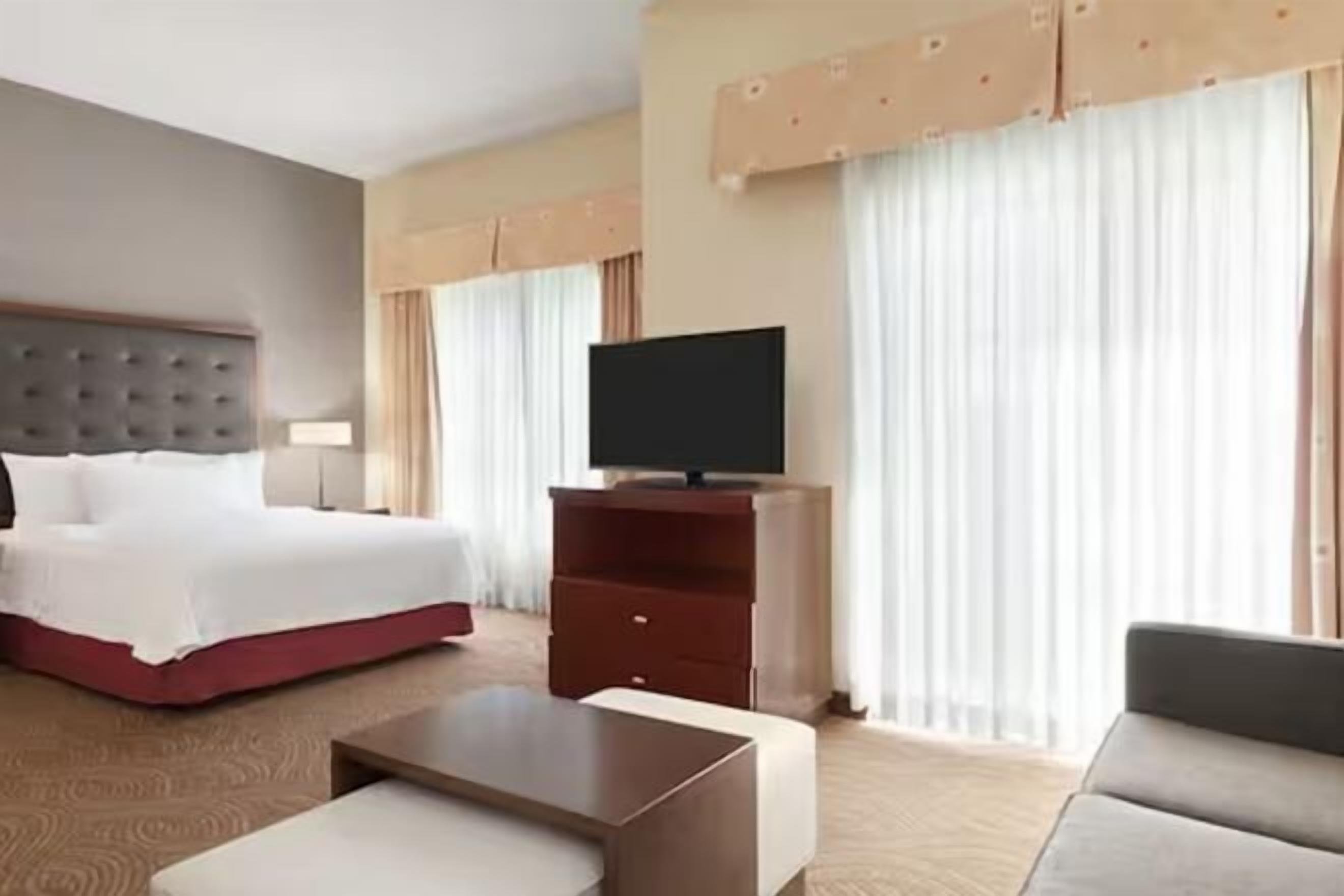 أغطية فراش متميزة وأسرّة بطبقة علوية مريحة وخزنة داخل الغرفة ومكتب