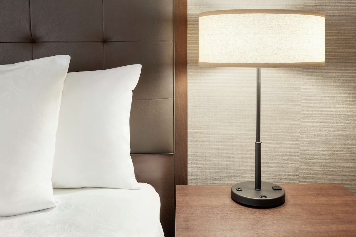 Hochwertige Bettwaren, Pillowtop-Betten, Zimmersafe, Schreibtisch