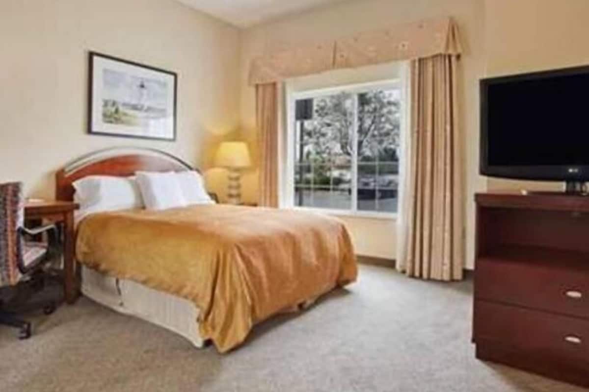 Premium bedding, pillowtop beds, in-room safe, desk