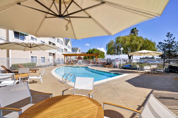 Outdoor pool, pool loungers - Homewood Suites by Hilton Oakland-Waterfront (Oakland)