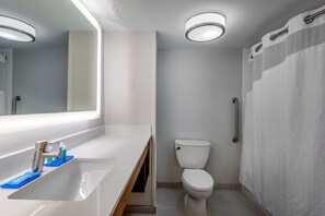 Combined shower/bathtub, free toiletries, hair dryer, towels