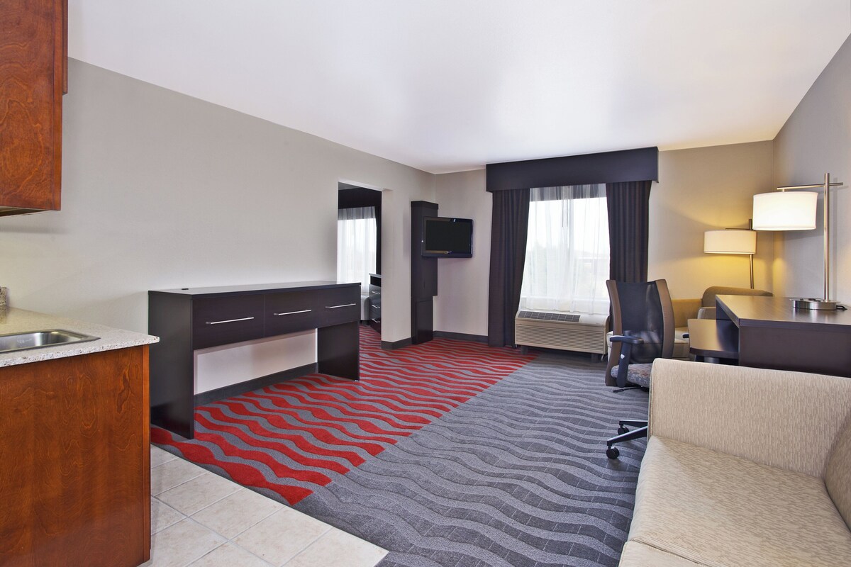 Pillowtop beds, desk, laptop workspace, blackout drapes