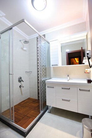 Superior Room, Balcony | Bathroom shower - Deluxe Golden Horn Sultanahmet Hotel (Istanbul)