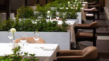 2 restaurants; breakfast, lunch, and dinner served