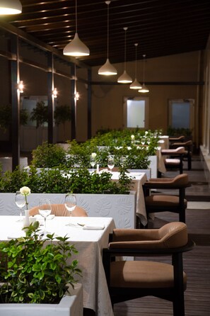 2 restaurants, breakfast, lunch, dinner served; international cuisine