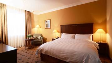 Ropa de cama hipoalergénica, minibar, caja fuerte y escritorio