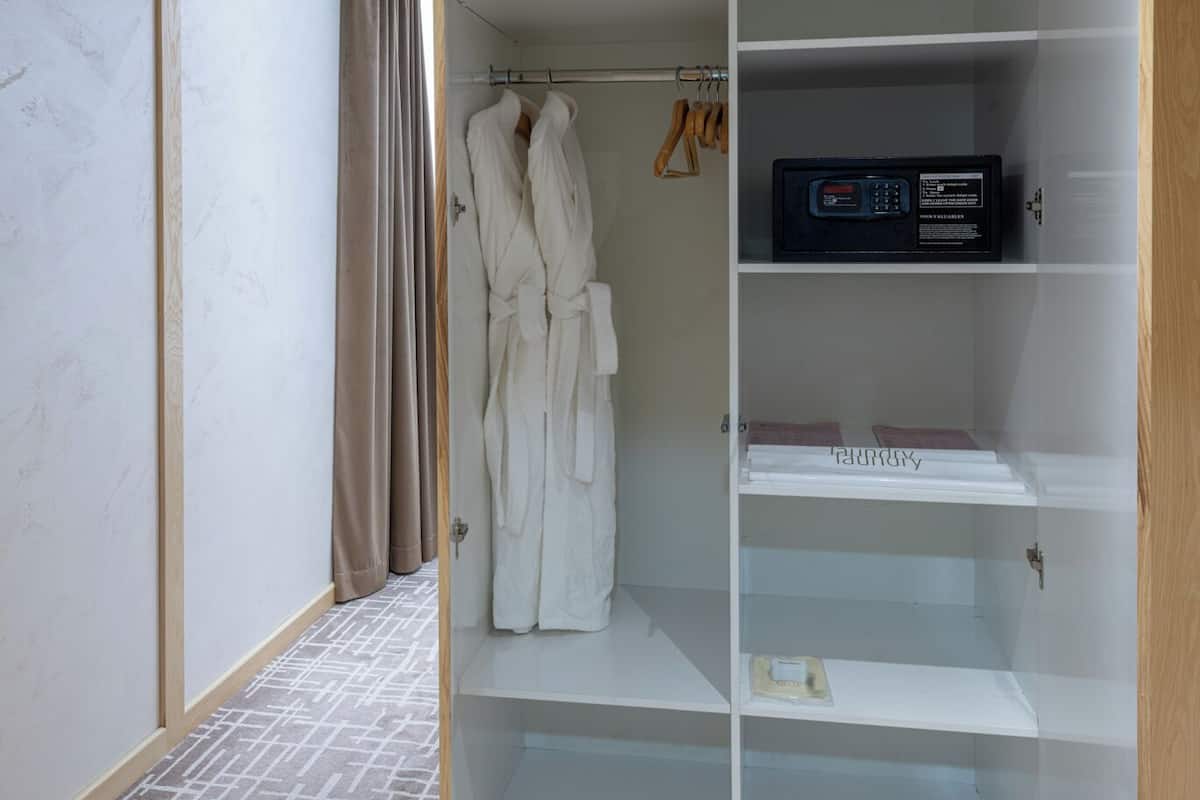 Phòng Exclusive, 1 giường cỡ king | 1 phòng ngủ, bộ đồ giường kháng dị ứng, minibar, két bảo mật tại phòng