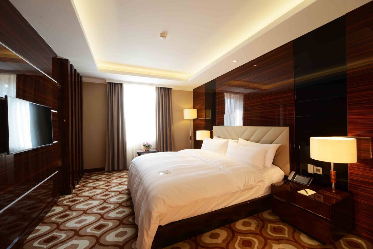 Ropa de cama hipoalergénica, minibar, caja fuerte y escritorio