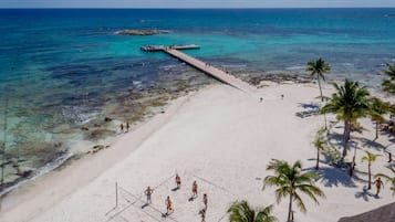 Sur la plage, sable blanc, chaise longue, serviettes de plage