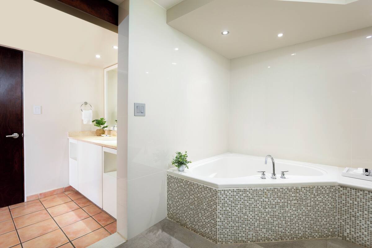junior suite | bathroom | combined shower/bathtub, free toiletries, hair dryer, towels
