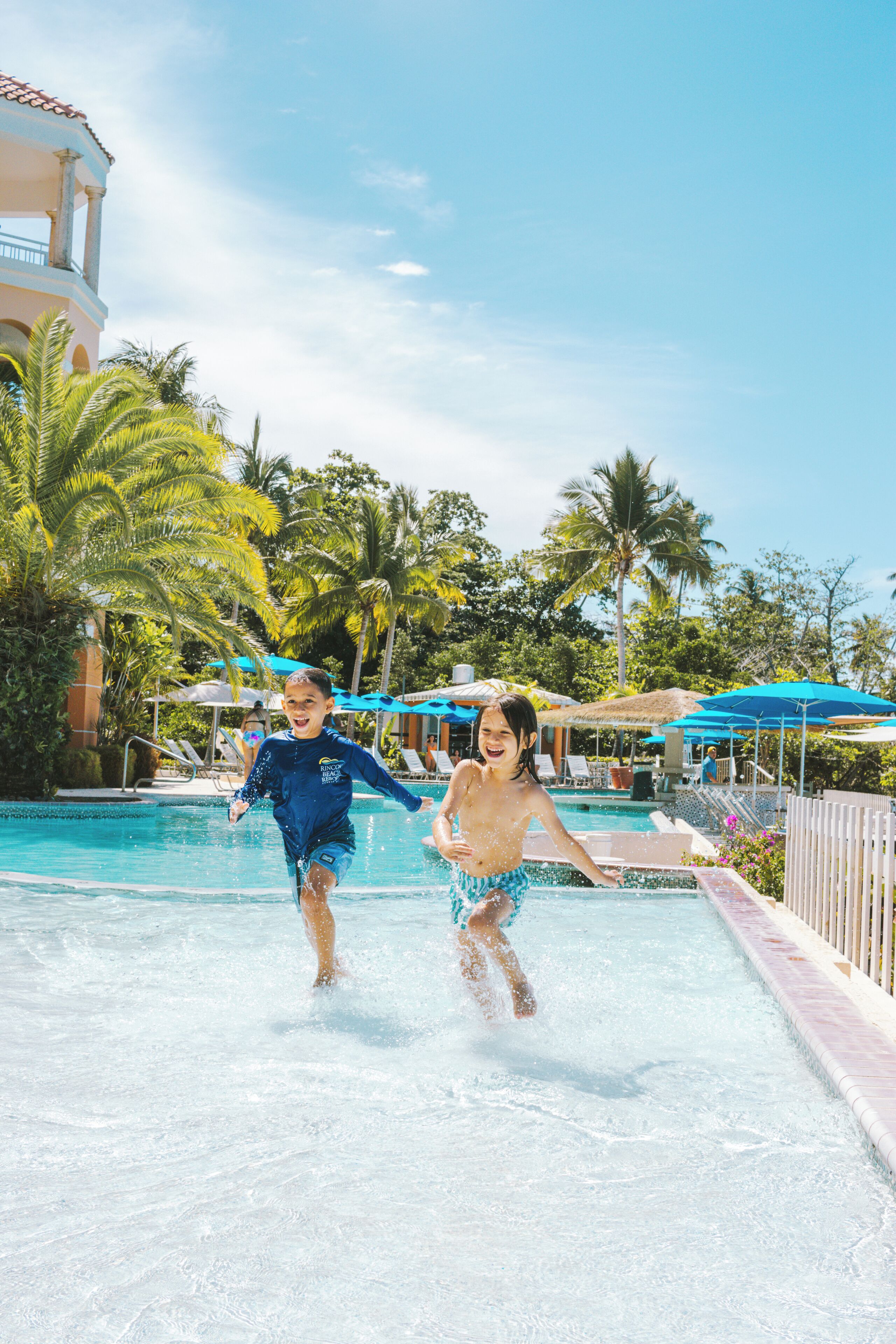 室外游泳池，09:00 至 21:00 开放，池畔遮阳伞，日光浴躺椅