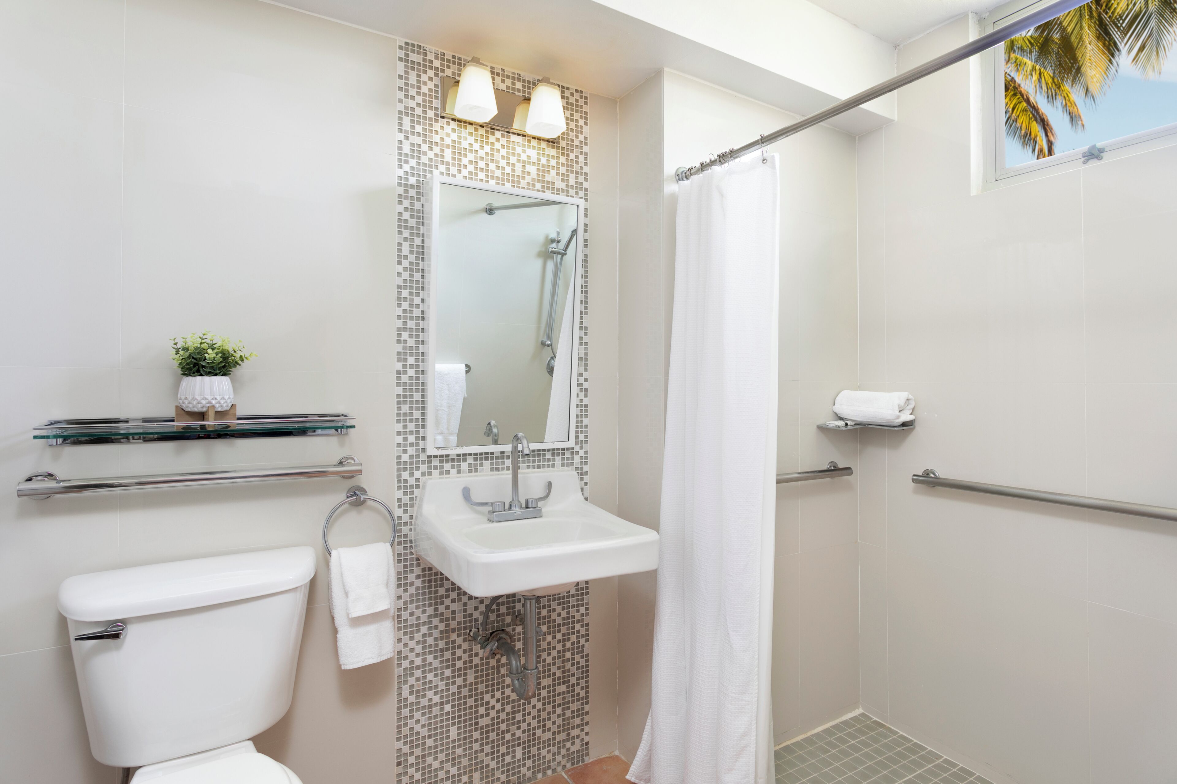 deluxe room | bathroom | combined shower/bathtub, free toiletries, hair dryer, towels