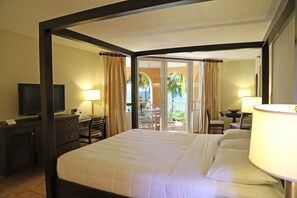 Junior suite | Luxe beddengoed, een kluis op de kamer, verduisterende gordijnen