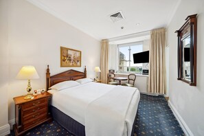 Deluxe Room, 1 Queen Bed | 1 bedroom, minibar, in-room safe, desk