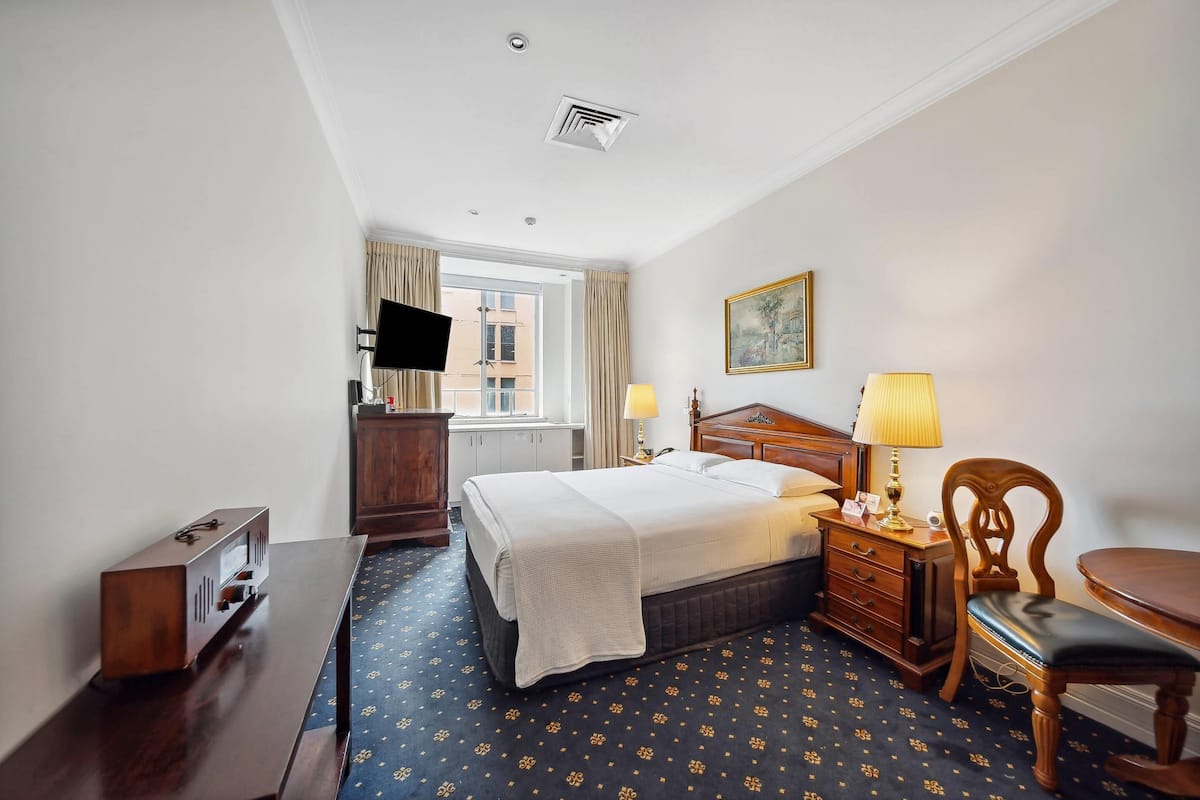 Deluxe Room, 1 Queen Bed | 1 bedroom, minibar, in-room safe, desk