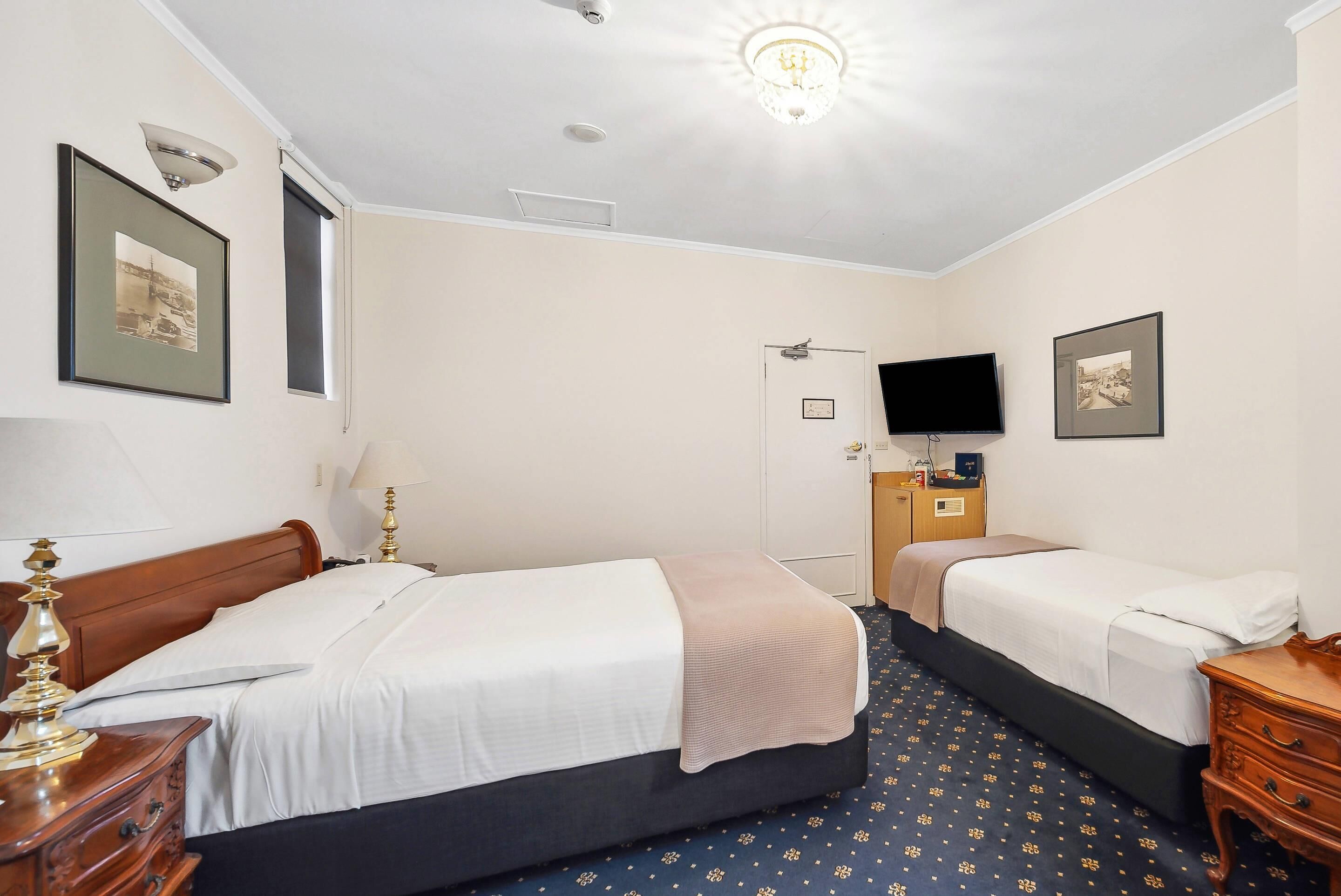 Deluxe Room (1 Queen, 1 Single) | 1 bedroom, minibar, in-room safe, desk