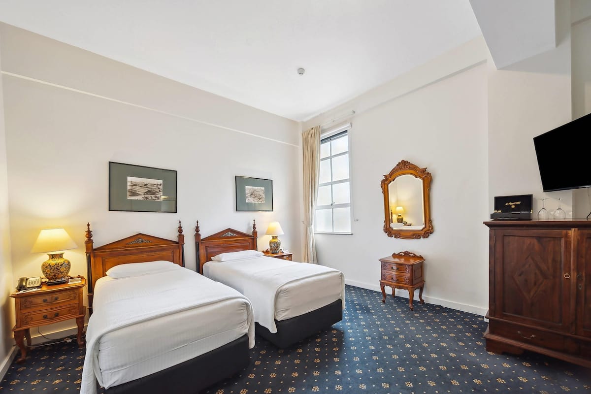 Deluxe Room, 2 Single Beds | 1 bedroom, minibar, in-room safe, desk