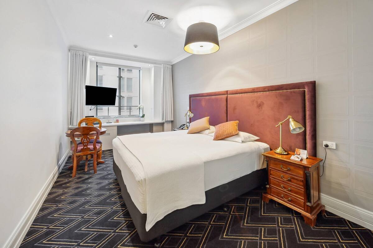 Rom – deluxe, 1 kingsize-seng | 1 soverom, minibar, safe på rommet og skrivebord