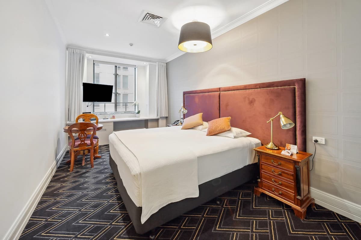 Deluxe Room, 1 King Bed | 1 bedroom, minibar, in-room safe, desk