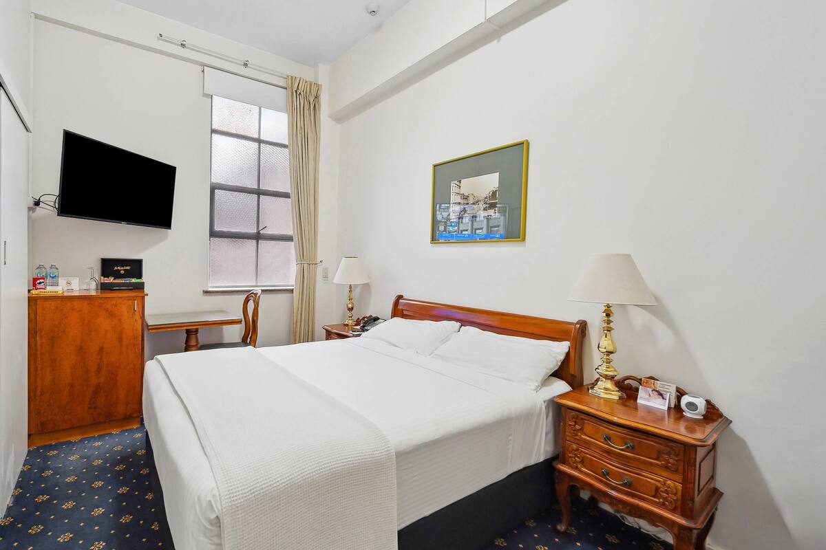 Dobbeltrom (Boutique) | 1 soverom, minibar, safe på rommet og skrivebord