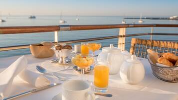 Sarapan dihidangkan, masakan Portugis, berhadapan pantai
