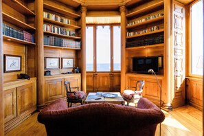 Suite, Sea View | Living room