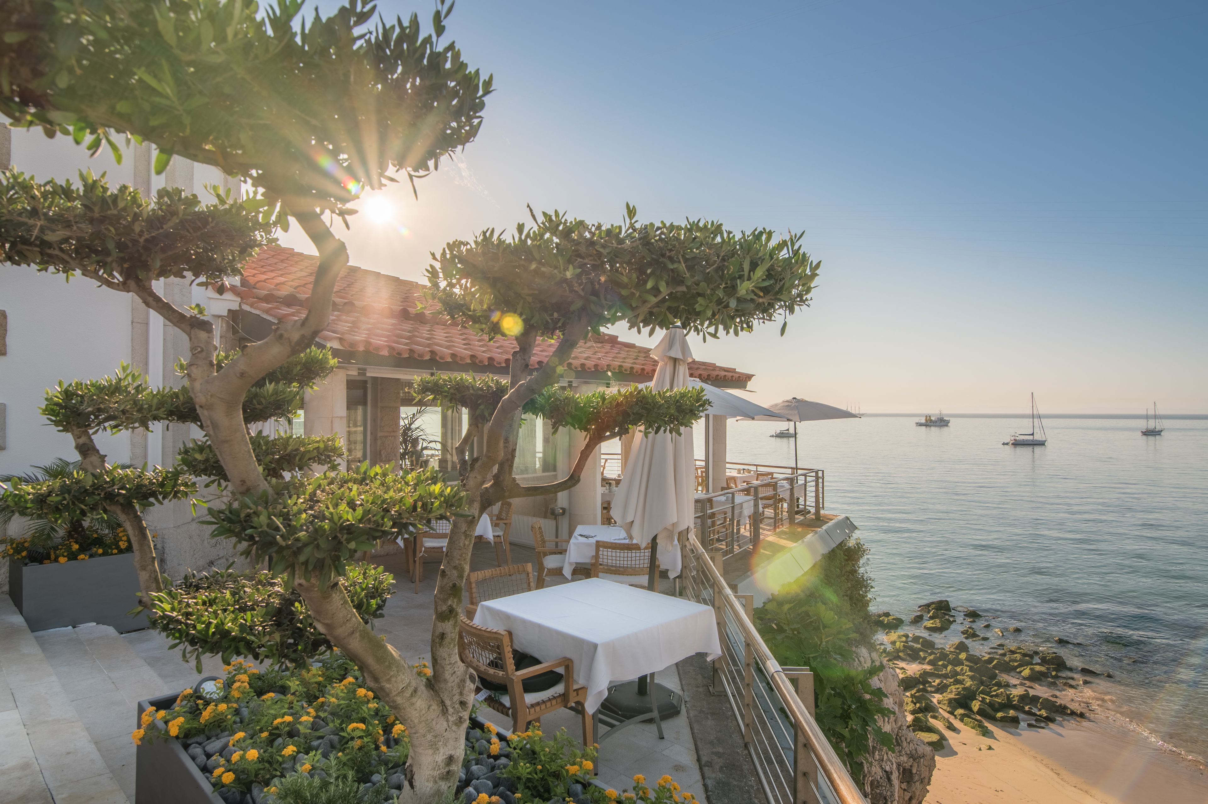 Petit déjeuner, déjeuner et dîner servis sur place, vue sur la plage