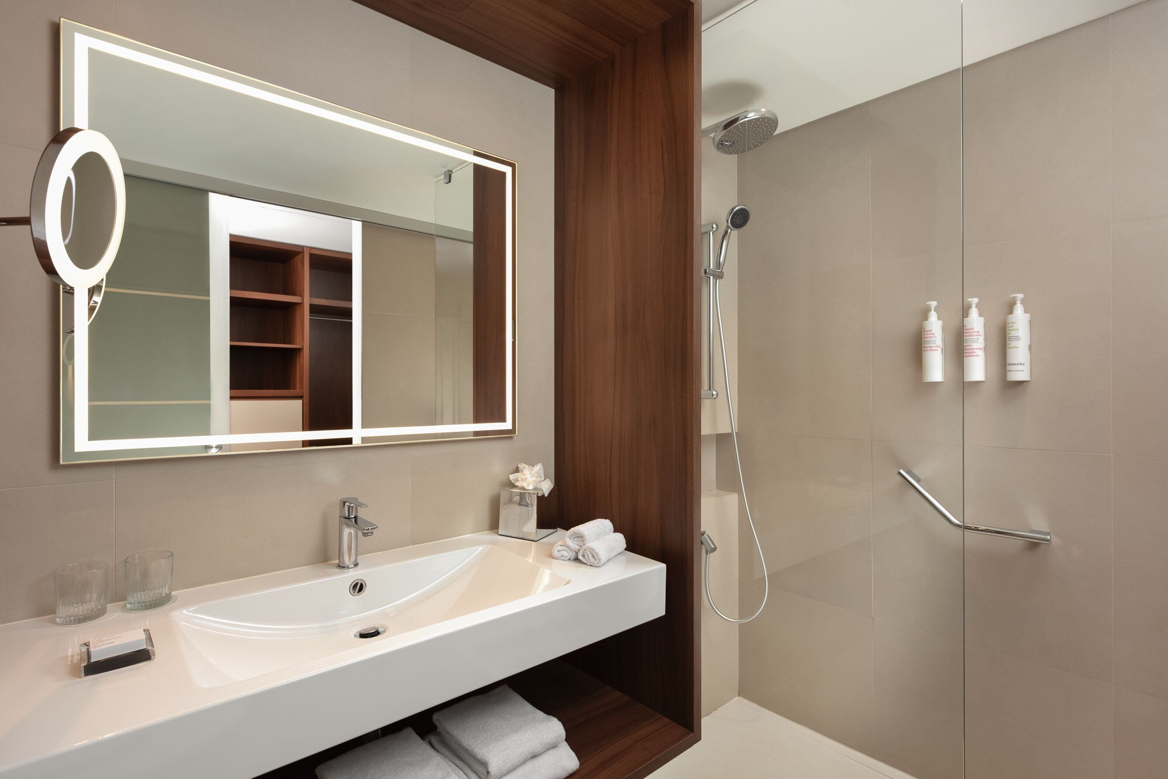 combined shower/bathtub, free toiletries, hair dryer, towels