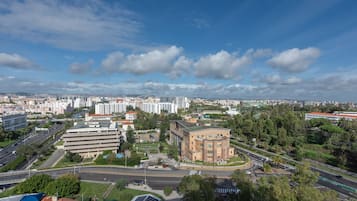 Un paisaje urbano con edificios modernos, calles y zonas verdes.