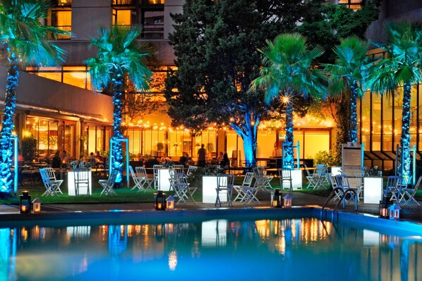 Una piscina al aire libre