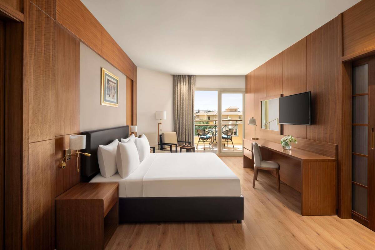 ห้องเอ็กเซกคิวทีฟสวีท, เตียงคิงไซส์ 1 เตียง, วิวสวน | เครื่องนอนระดับพรีเมียม, เตียงเมมโมรีโฟม, มินิบาร์, ตู้นิรภัยในห้องพัก
