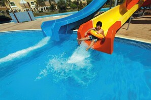 2 piscinas externas, funciona das 10h às 18h, guarda-sóis