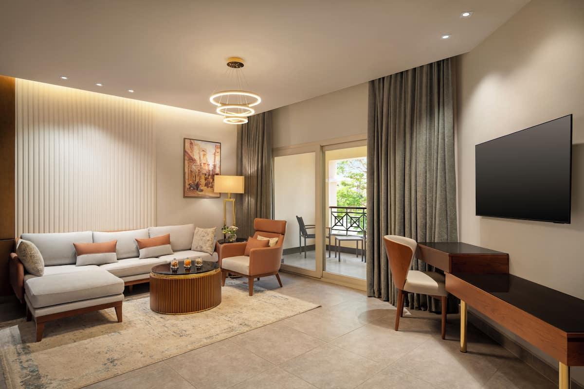 Chambre « Premier », 1 très grand lit, vue piscine | Coin séjour