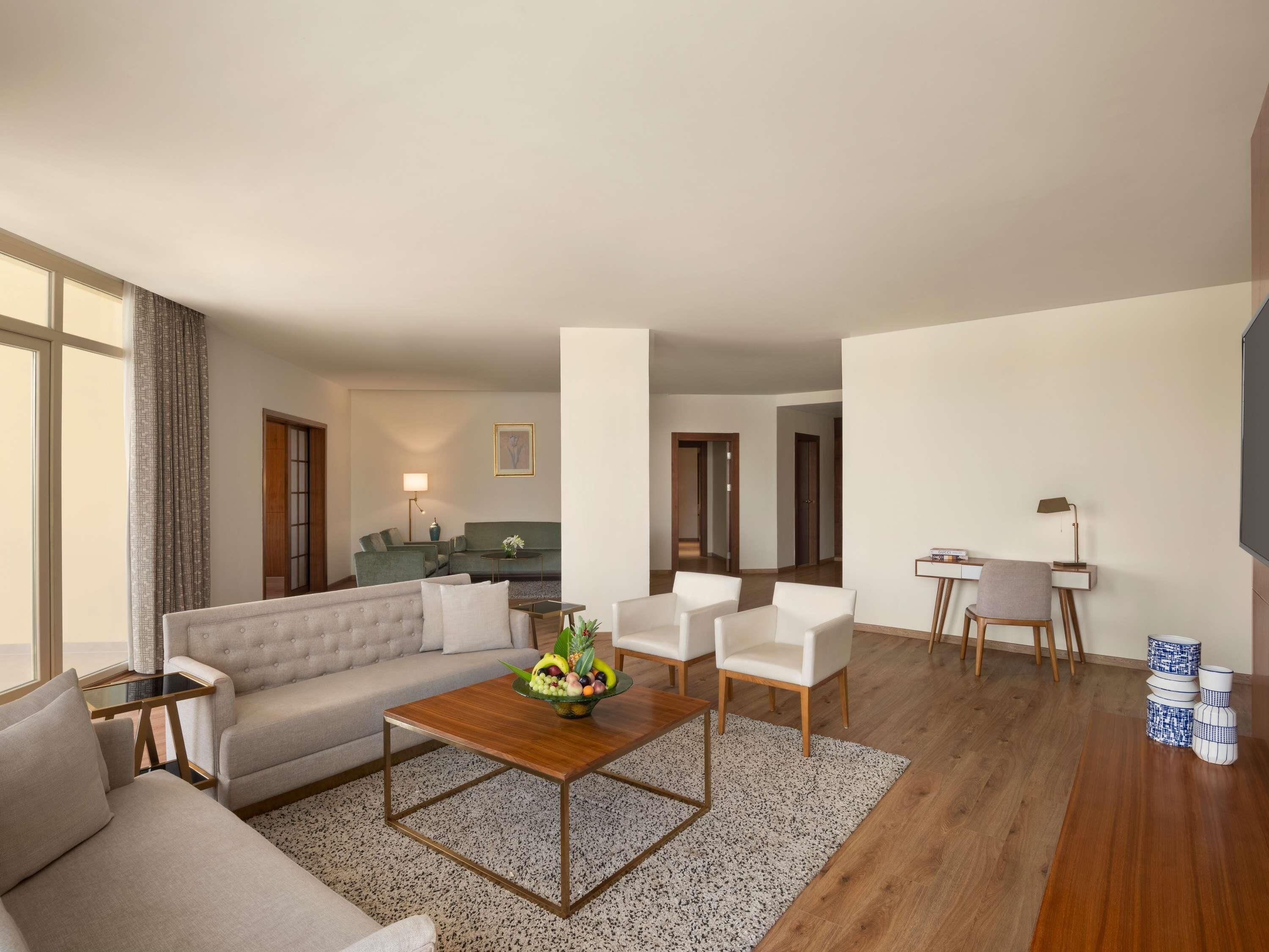 Suite Présidentielle, plusieurs lits, vue piscine | Literie de qualité supérieure, matelas mémoire de forme, minibar